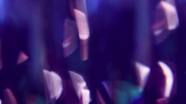 Girdap ışığı. Odaklanamayan kristal sızıntısı. Parıldayan parlak mercek mavi mor yanıp sönen parlak parlak ışık soyut arka planı yansıtıyor..