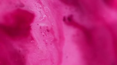 Sıçrama pigmenti. Mermer soyutlaması. Bulanık pembe, beyaz, renkli, parlak, yağ damlası, diş minesi desenli boya akrilik arka planda yüzüyor..