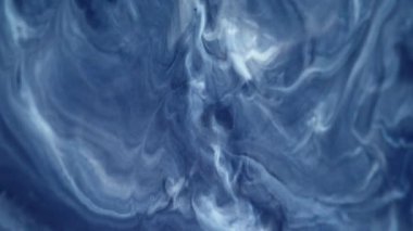 Dalgalı mürekkep dalgası. Parçacık arkaplanı. Su akrilik doku lekelerinde bulanık mavi renkli boya sanat soyutlamasına yayılıyor..