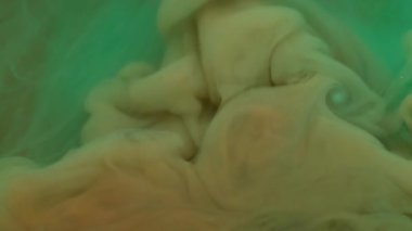 Haze bulutu. Sıçrama sanatı. Soyut arkaplanda büyüyen akrilik sıvı pigmenti çözünmüş mavi renkli su kimyasal akışı.