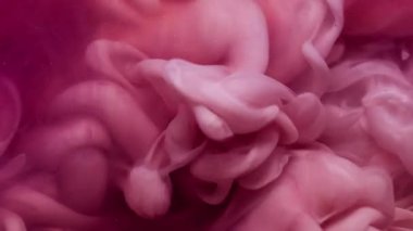 Duman mürekkebi. Buhar bulutu. Su patlamasında çözünmüş pembe renk sıçraması soyut sanat arka planına yayılan parçacıklar..