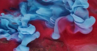 Dönen sis. Mürekkep sıvısı. Odaklanmamış kırmızı renkli su dokusu akrilik sis akışı soyut ahşap kabuk arka planında yüzüyor.