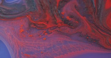 Akan mürekkep. Parçacık sıvısı. Odaklanmamış turuncu mor renk ıslak parlak doku soyut yaratıcı akrilik arka planda yüzüyor.