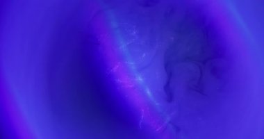 Akrilik su. Boya akışı. Odaklanmamış mavi neon rengi simler soyut bulut ışığı sanat arka planına yayılan sıvı gökkuşağı duman dokusu bırakır.