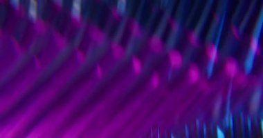 Görüntü pırıltısı. Parlak doku. Soyut koyu arkaplan üzerinde hareket eden sönük mor neon renkli optik parıltı mercek parlaması.