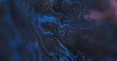 Sıçrama sanatı. Mürekkep arkaplanı. Odaklanmamış mavi pembe renk sıvı siyah parlak lekeler Bokeh yaratıcı neon soyutlamasında yüzüyor..