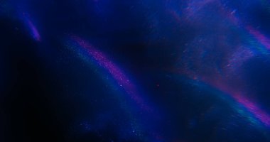 Flüoresan ışını. Parlak boya sıvısı. Odaklanmamış mor mavi renk parıltısı soyut koyu siyah ışık arka planında ışıldayan neon gökkuşağı parçacıkları.