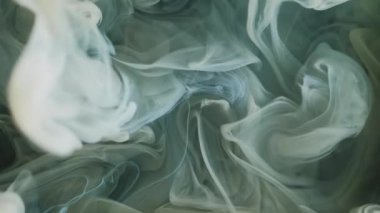 Buhar akışı. Duman boyası. Gri sis sanatı yağ suyuna sıçrar. Gri soyut arkaplan bulanık sıvı dalga dokusu üzerindeki girdap katmanı pigmenti.