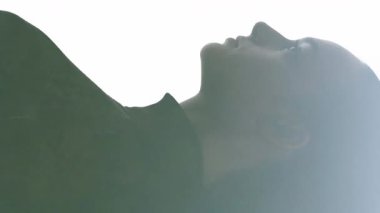 Dikey video. Duman silueti. Hava kirliliği. Çevresel koruma. Sis ormanı üst geçidi çift taraflı profilli kadın hatları beyaza izole edilmiş..