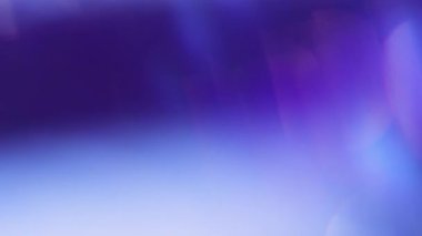 İşaret fişeği. Efekt parıltısı. Soyut titreşim patlaması üzerine yayılan mavi ışık huzmesi mercek yansıması beyaz arkaplanda parlıyor.