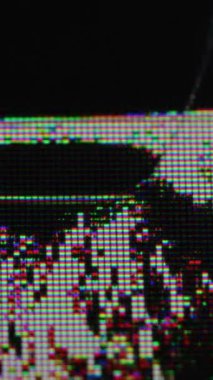 Dikey video. Kusurlu ekran. Dijital arıza. Çatlak yüzey mürekkebi ile deforme olmuş ağ pikseli yapısı. Arkaplan bulanıklığı görüntüleme hatası