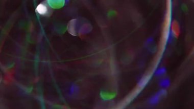 Soyut çevirme. Bulanık renk parlaklığı. Işıl ışıl parlayan mercek alevler saçar. Bokeh light kaleydoskop arka planında hareket eder..