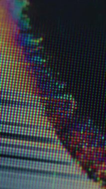 Dikey video. Analog parazit. Monitör kaplaması. Kırık tahıl TV ekranının bozuk dijital kanal sinyali. Arızalı bulanık çizgi piksel ızgara parlayan matris.