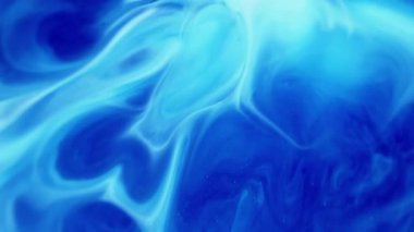 Karışık dalga. Mermer sıçraması. Kimyasal suda çözünmüş mavi beyaz renkli boya akrilik ıslak soyutlama üzerinde hareket eden parlak parçacıklar..