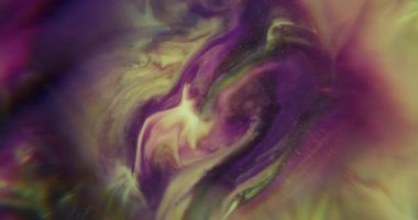 Boya damlası. Mürekkep suyu. Odaklanmamış mor renkli simler soyut yaratıcı neon ışıklı sanat arka planına yayılıyor..