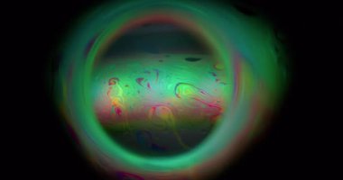 Spektrum bulanık sabun. Gezegen renk tutulması. Kozmik küre neon yeşil haleli mürekkep karışımı siyah arkaplan. Sanat girdabı soyut yuvarlak çerçeve içinde parlar.