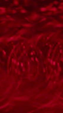 Dikey video. Odaklanamayan titreşimler. Görüntü pırıl pırıl. Yeşil kırmızı çoklu renk parçacıkları soyut bokeh ışık arkaplanı üzerinde hareket eden parlak ışın.