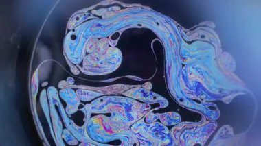 Spektrum sabunu. Yağ pigmenti. Odaklanamayan siyah arkaplanda renkli yuvarlak lens. Soyut yüzen benzin neon mürekkep harmanlanmış sıvı sürreal yüzey.