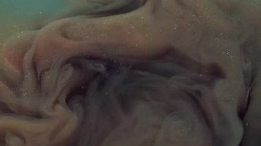 Işıl ışıl parlıyor. Buhar sanatı. Soyut arkaplana yayılan sarı mavi renkli simli akrilik kimyasal madde..