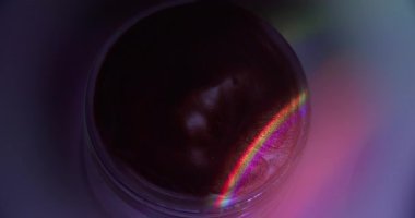 Hafif doku. Parlak. Sızdıran soyut neon akrilik yaratıcı arkaplan üzerine odaklanmış mor yeşil yuvarlak gökkuşağı emülsiyonu.