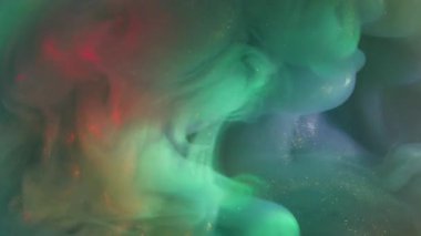 Parıltı spreyi. Sis girdabı. Renkli grunge pigmenti mürekkep karışımı dökülmüş. Parlayan odaksız sanat soyut yeşil gri su arka plan lensi.