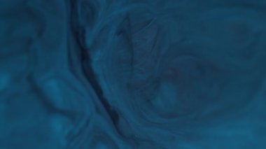 Dalgalanma dokusu. Bulut mürekkebi. Odaklanamayan mavi renkli su sıvısı kimyasal sıvı koyu siyah akrilik sanat soyutlaması üzerinde akıyor..
