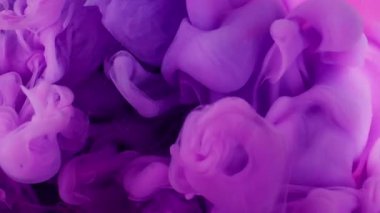 Haze bulutu. Sanat sıvısı. Renkli suda mor pembe neon boya patlaması. Soyut duman sıçraması yansıma reaksiyonu dağılmış arka plan.