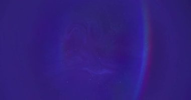 Emülsiyon sızıntısı. Boyayı yayıyorum. Soyut yaratıcı akrilik sanat arka planında sönük mavi neon kırmızısı simli gökkuşağı su damlası yüzüyor.