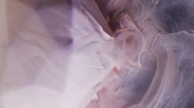 Dikey video. Boya dökülmüş. Sis dokusu. Beyaz bej rengi mat sıvı çözünmüş akışkan sisli yüzey büyük kesimli elmas. Gizemli renk soyut arkaplanı.