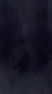 Dikey video. Görüntü soyut duman. Buhar bulutları. Parıldayan koyu renk, sisli, sisli, sisli, sisli, siyah arka planda hareket eden suyu boyuyor..