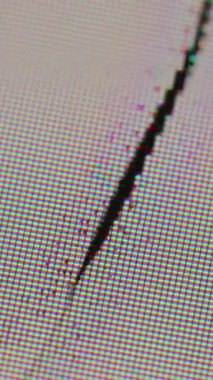 Dikey video. Kırık ekran. LCD çözüldü. Kumlu cam ekranda siyah kontrast hasarı. Renk parlaklık piksel kaplama arızası dokusu.