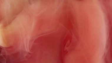 Buhar mürekkebi. Duman bükme. Şekilsiz kırmızı turuncu su kıvrımlı yüzeyi. Fantezi arka plan sıvısı soyut bulanık desen.