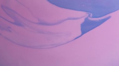 Akrilik karışımı. Mürekkep arkaplanı. Odaklanmamış pembe renk, kimyasal mermer, su, pürüzsüz doku, soyut sanat eserlerine dökülen damla dalgası..