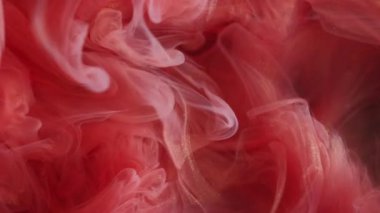 Köpüklü sıvı. Duman boyası. Kırmızı turuncu, pırıl pırıl sisli sanat karışımı suya sıçrıyor. Arkaplan bulanık dokusunda girdap rengi parlak pigment.