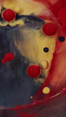 Dikey video. Yağ çemberi boyası. Düşürme katmanı karışımı. Emülsiyon su jeli akrilik peçe. Duman mermer sıvısı etki ediyor. Tepki sanatı. Şeffaf opak dönüşüm bileşeni.