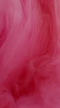 Dikey video. Parlak duman. Parıldayan sıvı. Sihirli sisli su pembe beyaz renk parçacıkları deseni ışık soyut arkaplan üzerinde boya buhar fırtınası dalgası.