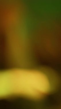 Dikey video. Odaklanamayan mistik parlaklık. Renkler taşar. Atmosferik arka plan sıcak soğuk gölge. Dalgalanma titreşen bozulma. Spektral ışık sızıntısı..