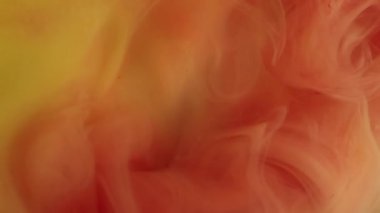 Duman mürekkebi. Odaklanamayan akış. Turuncu sarı boya dumanı. Boyalı su peçesi sıcak rengi harmanlıyor. Romantik arkaplan sisi dokusu..
