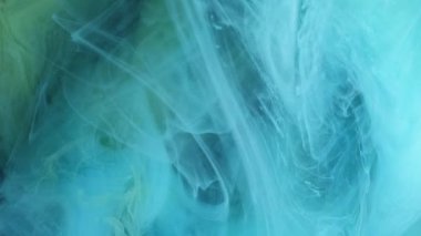 Buhar dokusu. Haze boyası. Turkuaz duman kıvrımlı ipek dalgası sıvıda akıyor. Boya bulanık su bulutu sanatı renk karışımı soyut arkaplan.