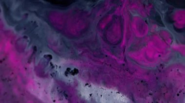 Mürekkep akışı. Parçacık arkaplanı. Suyun akrilik dokusundaki bulanık pembe renkli boya sanat soyutlamasına yayılıyor..