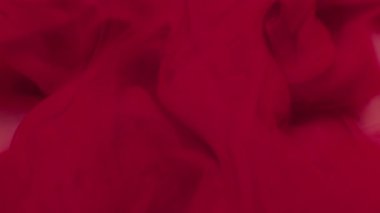 Mürekkep bulutu. Renk dumanı. Bulanık kırmızı su sisi kimyasal pigment dalgası nemli buhar dokusu akrilik sanat soyutlamasında dönen sıvı..