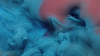 Parıltı buharı. Suyu boya. Odaklanmamış pembe renkli ruhani kıvrımlar soyut sanat arka planında yüzen kimyasal sıvılar..