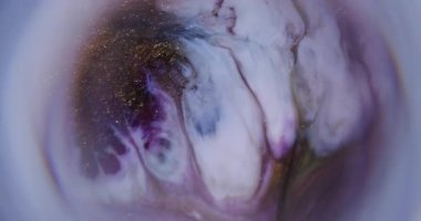 Sıvı dökülmesi. Parıldayan sanat. Odaklanmamış mor renkli mürekkep soyut akrilik arka planda altın rengine boyanmış..