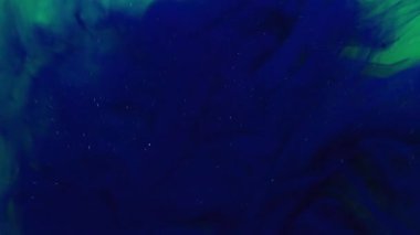 Sis mürekkebi. Akrilik pigment. Odaklanmamış mavi renk sıvı kimyasal sim parıltılı sis soyut sanat arka planına yayılıyor.