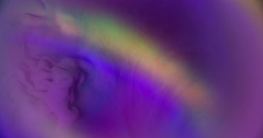 Gökkuşağı alevi. Dalga sanatı. Bulanık mor eflatun neon renkli parlak desenli sis sıvısı soyut yaratıcı ışık arka planında yüzüyor..