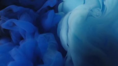 Duman sıçraması. Mürekkep yayıldı. Siyah suya atılmış mavi gölge bulutu spreyi. Soyut sanatsal boya sarmalı girdap sisi çözünmüş arkaplan.