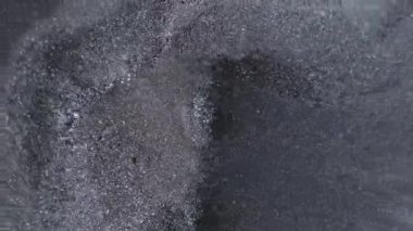 Boya akışı. Mürekkep arkaplanı. Odaklanmamış mor renk kimyasal sıvı karışım su dokusu sıçrama damlası soyut siyah sanata dökülüyor.