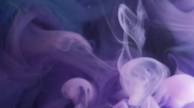 Duman sıvısı. Sis akışı. Mor duman mürekkebi akıntıya karşı yumuşak su karışımı döker. Gizemli yüzey rengi sanatı sis arkaplanını dağıttı.