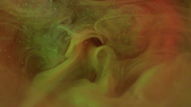 Sanat sisi. Mistik boya. Sarı turuncu parıldayan fantezi dalgası suda akıyor. Odaklanmamış parlak renk karışımı girdaplı soyut arkaplan.