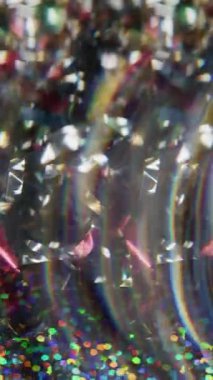 Dikey video. Bulanık ışık yansıması. Harika bir dönüş. Bokeh efektli soyut arkaplanı açan parlak kırmızı parçacıklar..